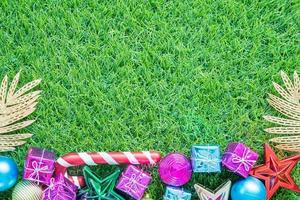 decoração de natal na grama verde com espaço de cópia foto