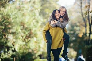 duas garotas se divertindo no parque foto