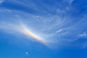 arco-íris no céu azul de verão foto
