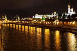 vista do rio kremlin e moskva em moscou foto