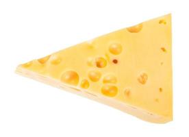 pedaço triangular de queijo suíço semi-duro amarelo foto