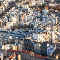 vista acima de prédios de apartamentos na cidade de paris foto