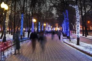 iluminação noturna da avenida de moscou foto