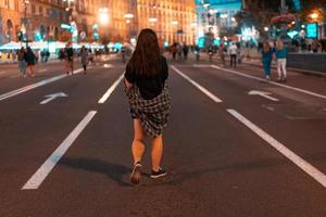 andando pela rua à noite, ainda não tão cheia nas primeiras horas. foto