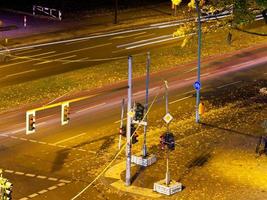 encruzilhada na cidade à noite foto