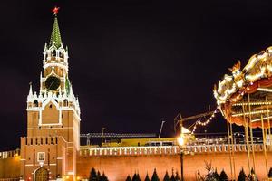 torre spasskaya do kremlin e carrossel foto