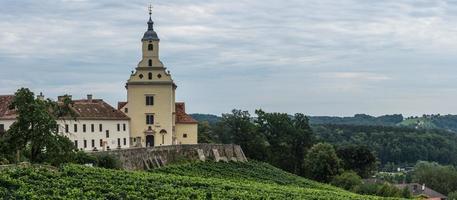 bela igreja velha em um panorama de paisagem montanhosa foto