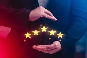 empresária deu uma classificação de 5 estrelas. conceito de aumento de classificação, serviço de taxa de clientes, princípios de vendas e acompanhamento de vendas. boa pontuação de rede de negócios. avaliação foto