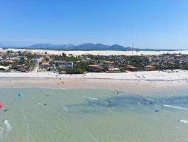 praia, casas e montanha foto