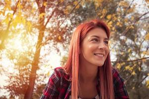 retrato de uma linda ruiva no parque. foto