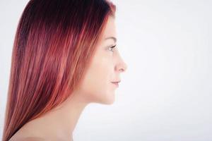 vista de perfil de mulher ruiva linda em fundo branco. foto