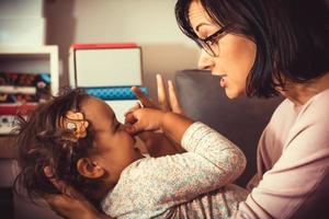 mãe e filha se divertindo juntos em casa. foto