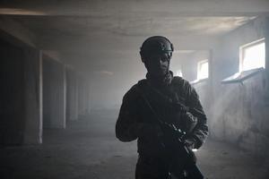 soldado de guerra moderna em ambiente urbano foto