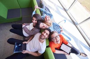 grupo de alunos trabalhando juntos no projeto da escola foto