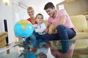 família se diverte com globo foto