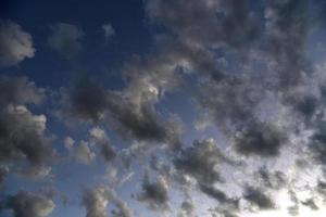 nuvens prateadas no céu azul à noite. lindas nuvens azuis em uma noite de verão. foto