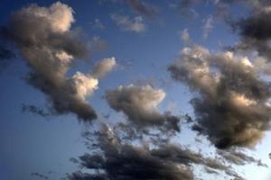 nuvens prateadas no céu azul à noite. lindas nuvens azuis em uma noite de verão. foto