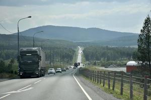 uma estrada de alta velocidade nas montanhas urais na rússia. transporte de carga e passageiros na estrada de montanha. foto