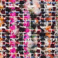 tecelagem de fios coloridos em tecido boucle close-up foto