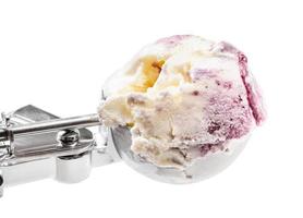 sorvete com mirtilos em colher close-up foto
