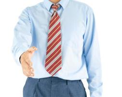 homem vestindo camisa azul, estendendo a mão com traçado de recorte foto