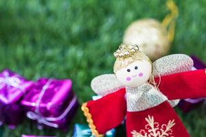boneca anjo de natal e decoração de natal foto