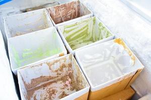 caixas de sorvete de vários sabores no freezer que estavam esgotadas e vazias, foco suave e seletivo. foto
