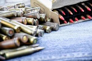 closeup vista das balas velhas no chão jeans, foco suave e seletivo em balas, conceito para coletar balas velhas em tempos livres. foto