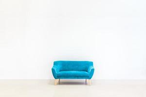 conceito mínimo de estar interior com sofá azul foto