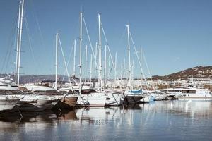 vista de iates na marina de cannes, frança foto