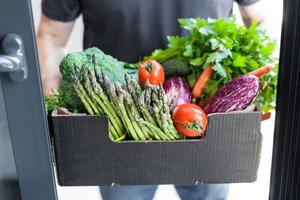 entrega de verduras e legumes orgânicos frescos foto