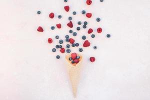 casquinha de waffle de sorvete de frutas de composição de verão foto