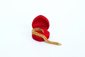 pulseira de ouro com caixa de veludo vermelho