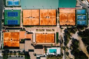 visão aérea de cima para baixo de quadras de tênis e padel em uma área esportiva pública foto