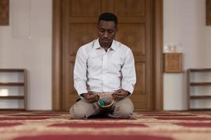 muçulmanos africanos rezando na mesquita