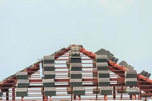 construção de casa de telhado com muita telha prepare-se para instalar foto