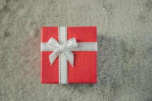 caixa de presente vermelha e laço branco foto