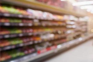 mercearia com prateleiras de frutas e legumes frescas no supermercado desfocar o fundo foto