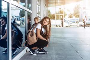 retrato de mulher bonita em roupas casuais, olhando para a câmera foto