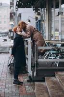 casal amoroso adulto beijando em uma rua foto