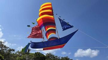 navio voador, pipa de navio colorido arco-íris voa no céu azul e nuvem foto