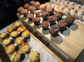 linhas de deliciosos muffins de chocolate e baunilha muffins de chocolate caseiros recém-assados foto