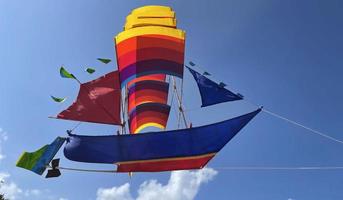 navio voador, pipa de navio colorido arco-íris voa no céu azul e nuvem foto