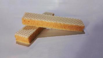 dois biscoitos de wafer com sabor de cream cheese cruzados em um fundo branco foto