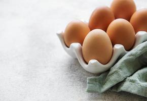 ovos de galinha frescos na bandeja de ovos
