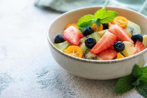 salada de frutas frescas saudável em uma tigela foto