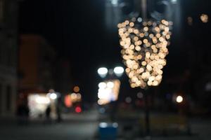 fundo de bokeh de luzes de rua da cidade à noite foto