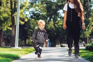 mãe e filho estão andando no parque foto