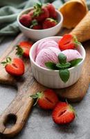 sorvete de morango caseiro com morangos frescos foto