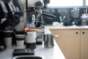 máquina de café profissional em um bar foto